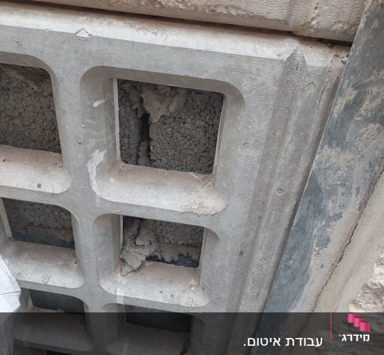 חומר איטום אפור בין חריצי בטון